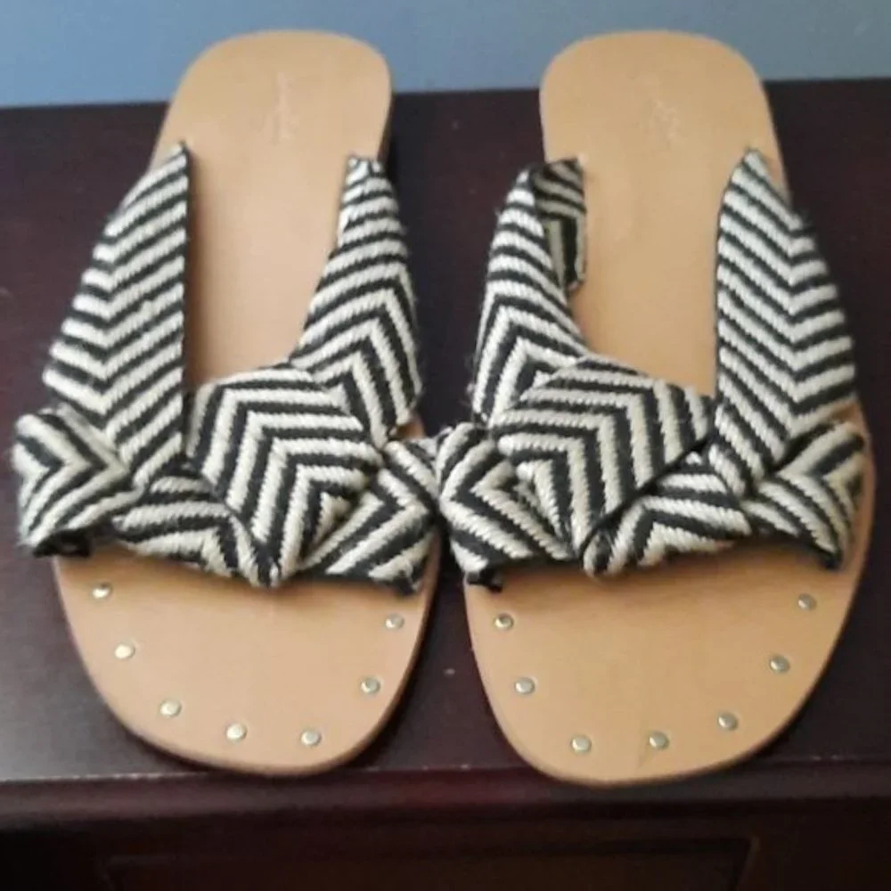 Universal Thread Chevron Print Canvas Slip On Sandals Size 8.5